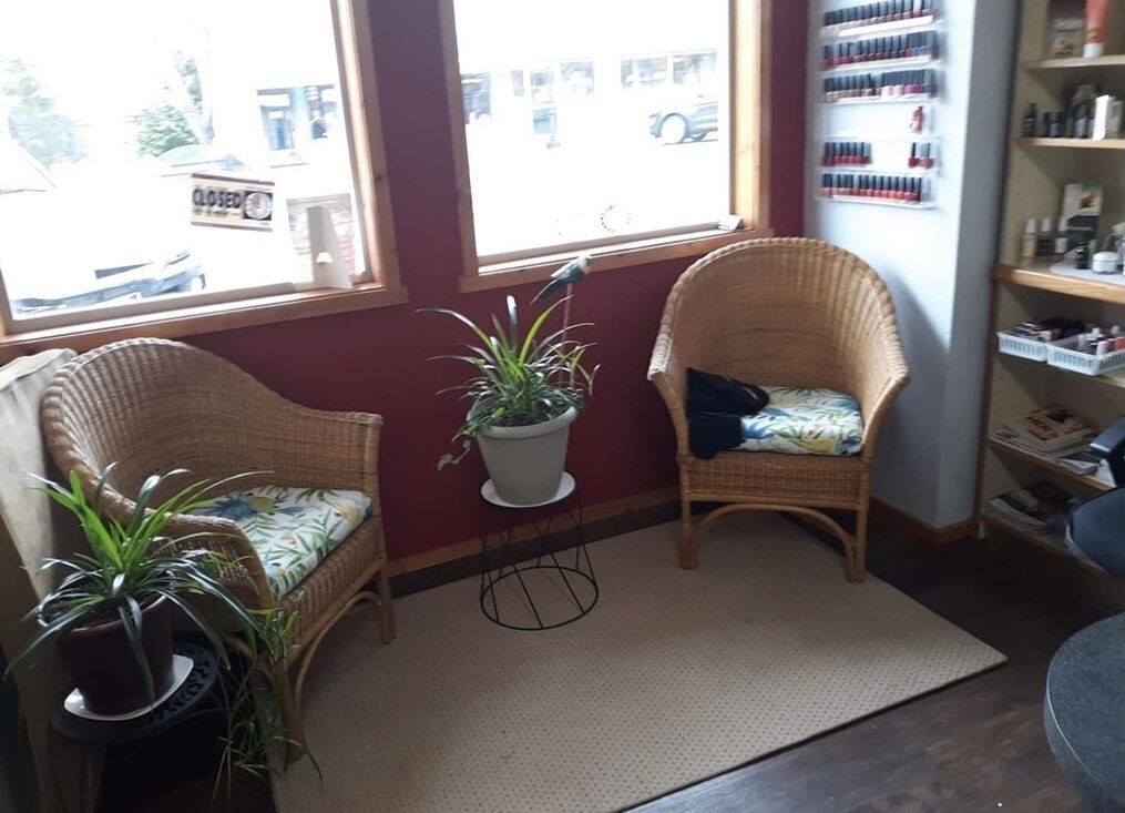 Salon 10 waiting area